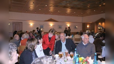 120 Planegger und Martinsrieder, die ehrenamtlich im sozialen Bereich tätig sind, folgten der Einladung der Gemeinde zum Dankesessen. Bürgermeisterin Annemarie suchte mit allen Organisationen das Gespräch, wie hier mit Margarethe Hagemann-Lackermeier und Anna Eggenhofer-Stübner vom Elisabethenverein und Martin Stübner und Klaus Serbin von „Essen auf Rädern“ (v.l.). (Foto: US)