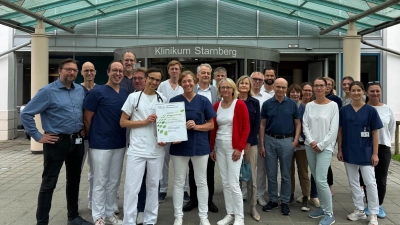 Dr. med. Susanne Rogers und Prof. David Anz (mit Zertifikat) und ihr Team freuten sich über die Auszeichnung.  (Foto: Starnberger Kliniken)