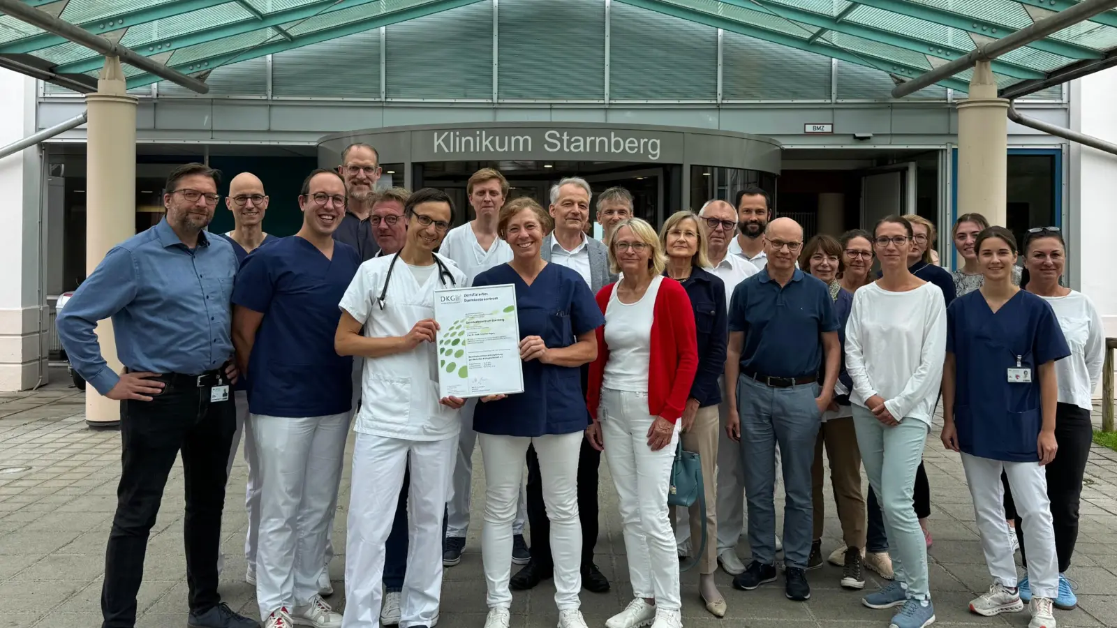 Dr. med. Susanne Rogers und Prof. David Anz (mit Zertifikat) und ihr Team freuten sich über die Auszeichnung.  (Foto: Starnberger Kliniken)