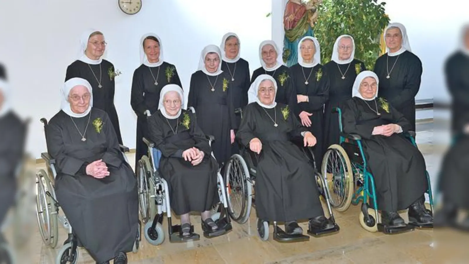 Generaloberin Schwester M. Theodolinde Mehltretter (rechts) und Hausoberin Schwester M. Vinzentia Moll (stehend, 4. von links) feierten mit den Jubilarinnen des Alten- und Pflegeheims St. Michael.	 (Foto: privat)