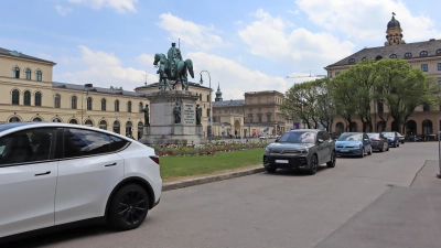 Heute noch so: Der Platz am Reiterdenkmal Ludwigs I. beim Odeonsplatz wird eher zum Autoabstellen als zur Erholung genutzt.  (Foto: mha)
