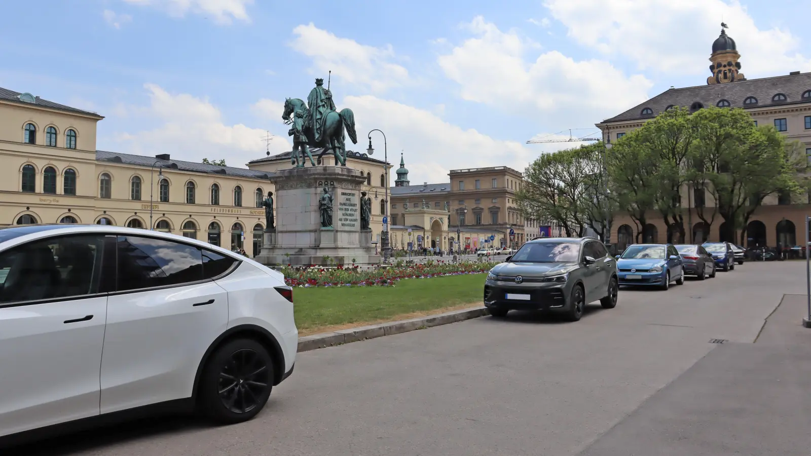 Heute noch so: Der Platz am Reiterdenkmal Ludwigs I. beim Odeonsplatz wird eher zum Autoabstellen als zur Erholung genutzt.  (Foto: mha)