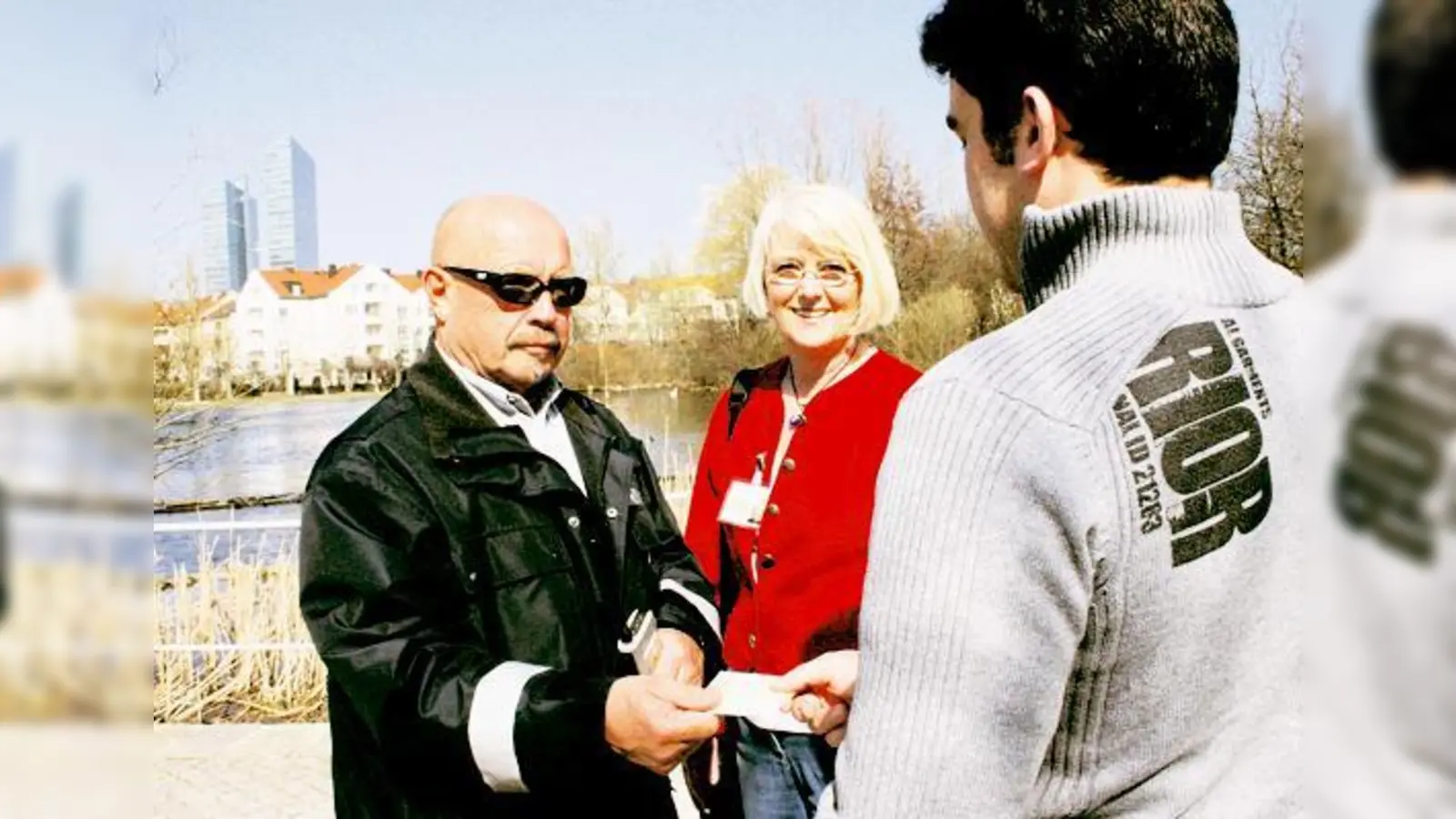 Angehörige der Sicherheitswacht dürfen Personalien feststellen und bei Gefahr im Verzug Platzverweise erteilen: Wilhelm Auer und Lilo Aßhauer-Hennenlotter in Schwabing bei der Ausweiskontrolle.	 (Foto: ko)