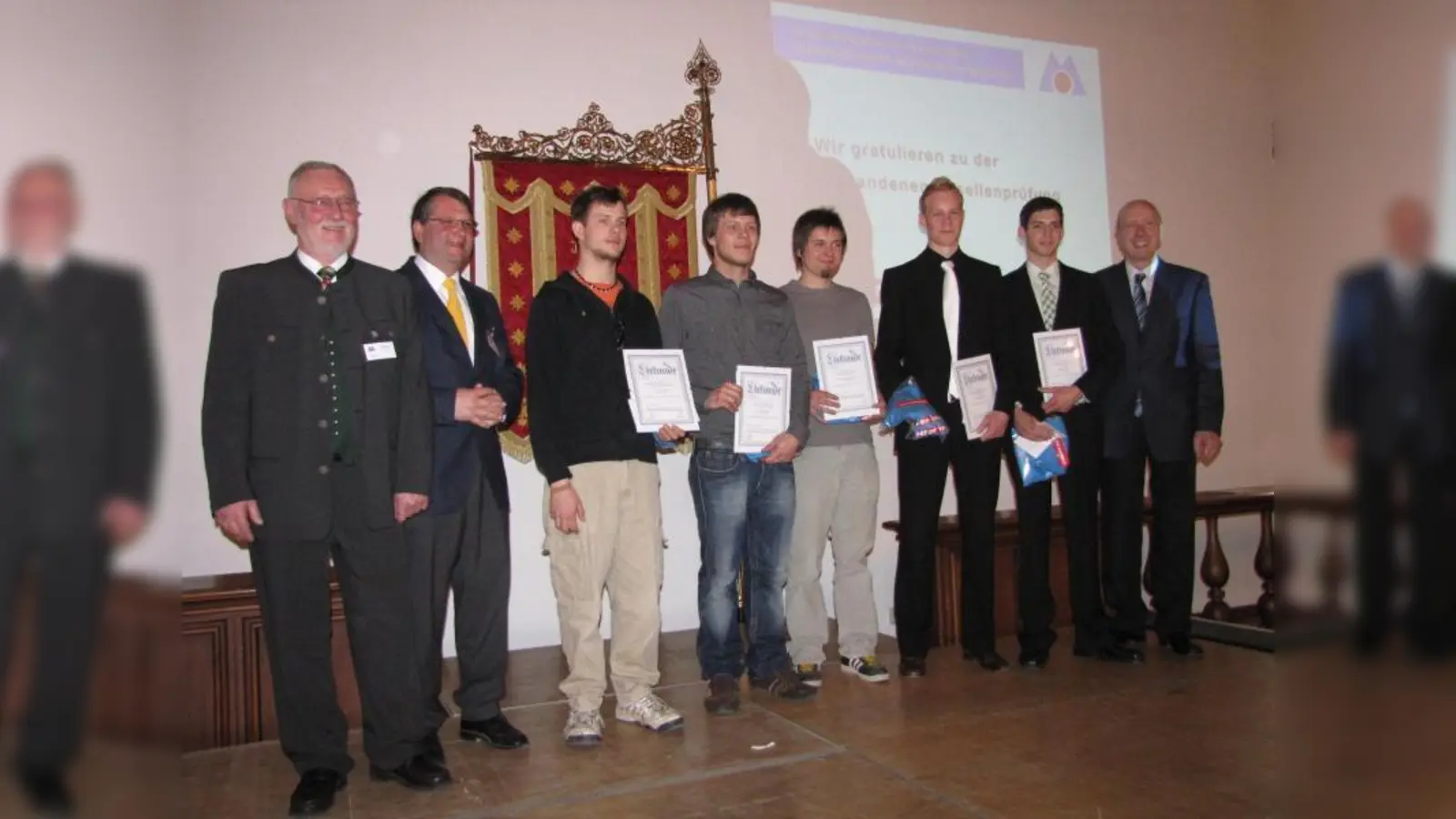 Die Obermeister Ludwig Düster und Stefan Hackl sowie einer der beiden Vorstände des „Vereins zur Förderung der Berufsbildung im Münchner Metallhandwerk“, Bernd Obermair, gratulieren den Innungsbesten der unterschiedlichen Fachrichtungen.