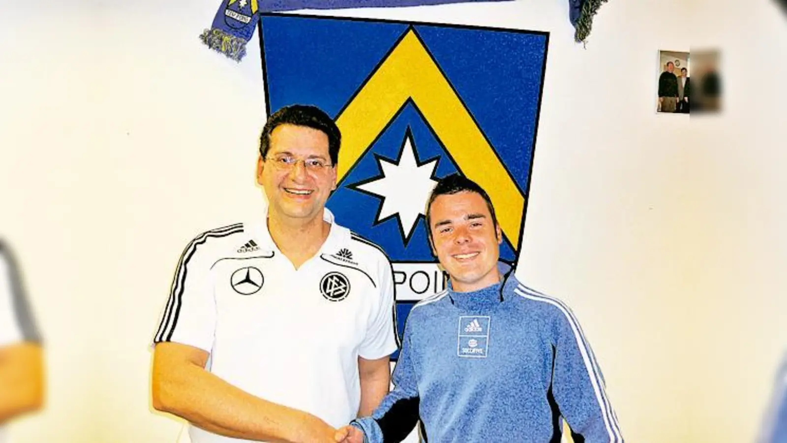 Sascha Böhm nach der Vertragsunterzeichnung mit 1. Vorsitzendem Robert Rieger.	 (Foto: VA)
