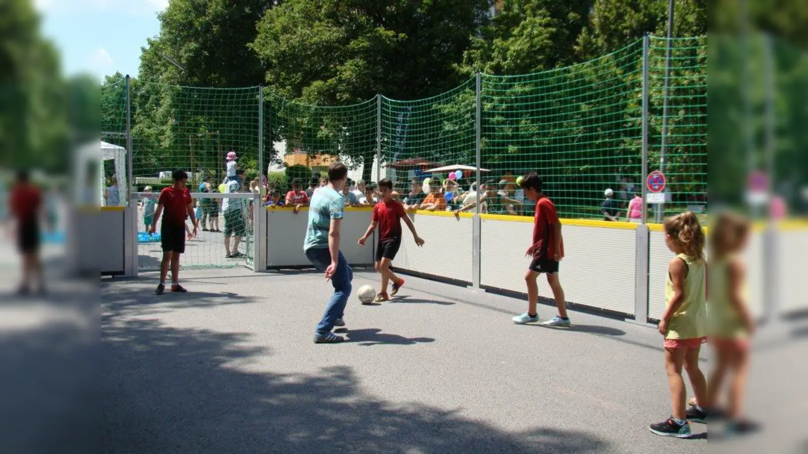 Mit Feuereifer kämpften die kleinen Kicker um den Ballbesitz. (Foto: pst)