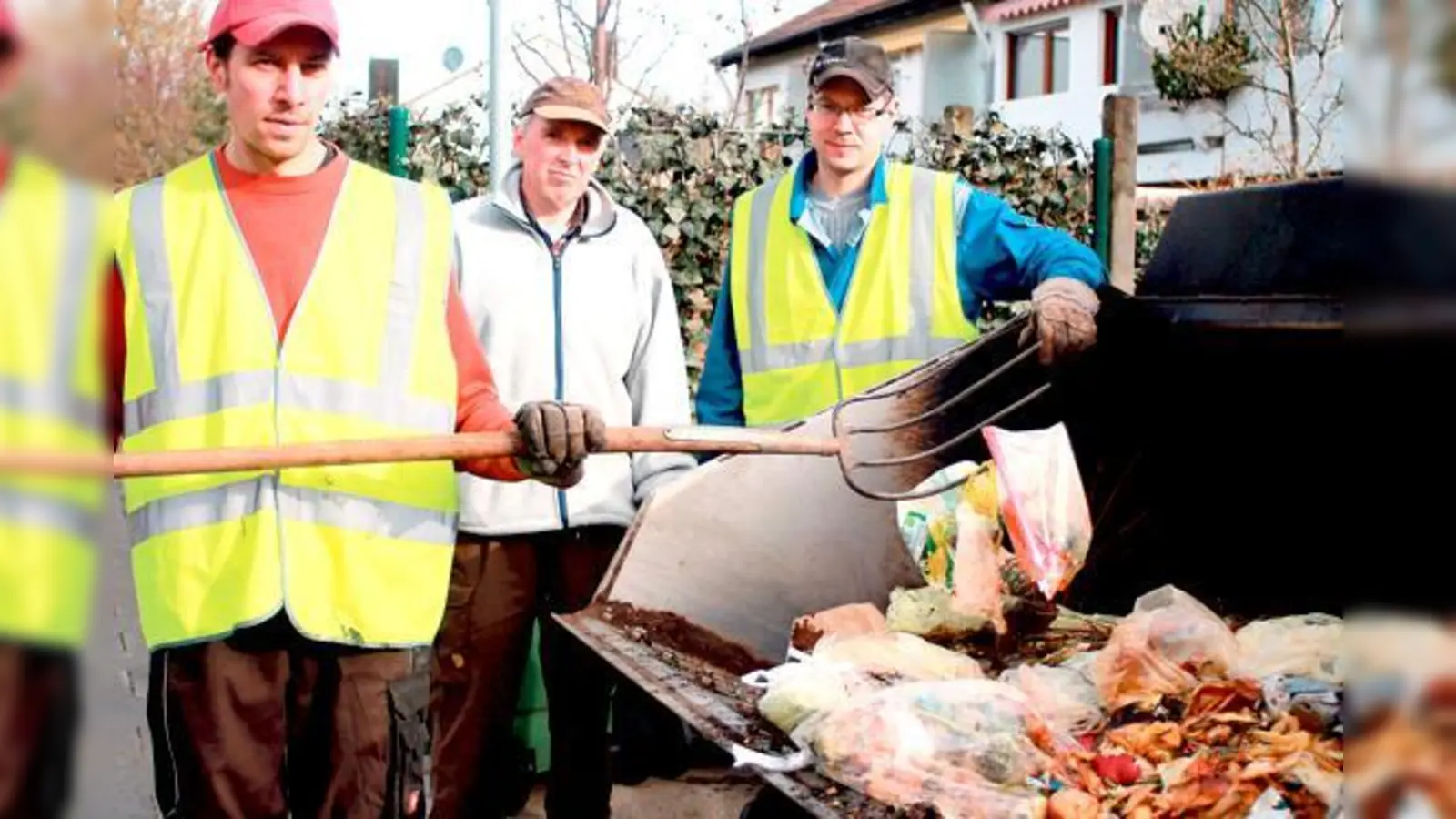 Die Kompostbauern Matthias Hackl und Thomas Unkelbach sowie Wolfgang Kuhn vom Umweltamt sind mit dem Ergebnis der Komposttonnen-Kontrolle leider nicht immer zufrieden (v.li.).	 (Foto: Rathaus Vaterstetten)
