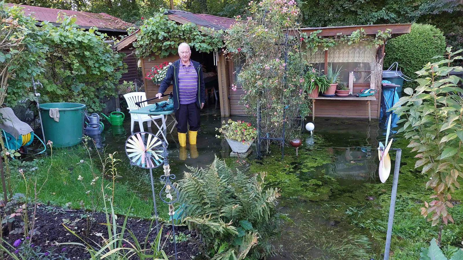 Im Sommer stand das Wasser in der Kleingartenanlage besonders hoch: Herr Geiger ist weit über 80 Jahre alt und hat seinen Schrebergarten bereits seit dem Jahr 1976. (Foto: Norbert Wagner)