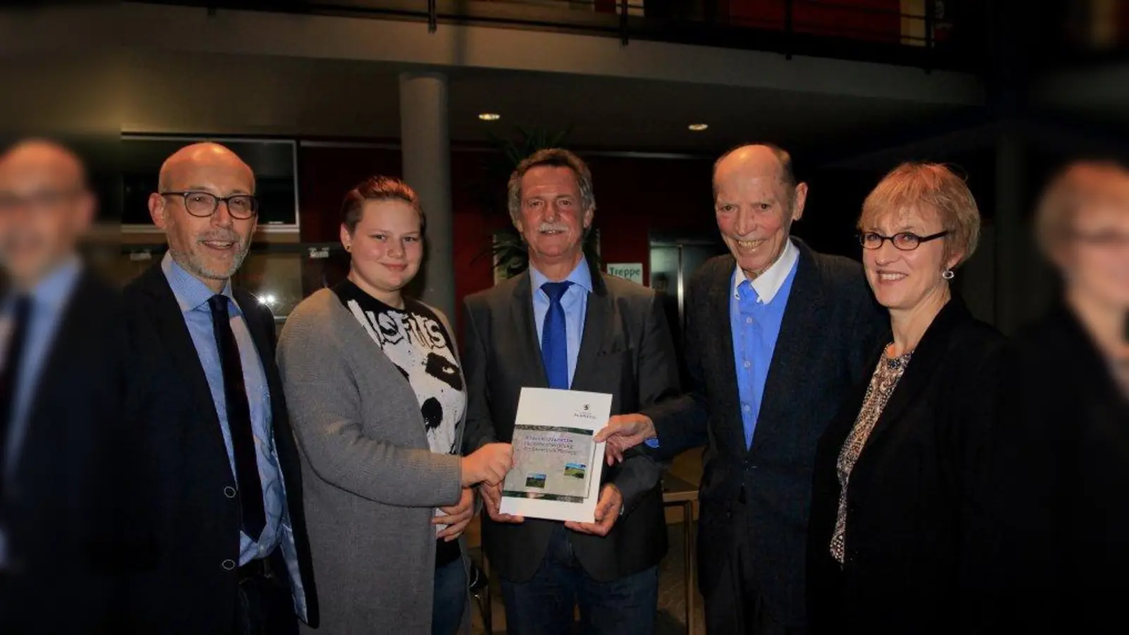 Die jüngste Teilnehmerin (Jule Hofer, 2.v.l.) und der älteste Teilnehmer (Jakob Hillenbrand, 2.v.r.) der Bürgerwerkstatt übergaben Bürgermeister Heinrich Hofmann (Mitte) das Bürgergutachten zur Ortsentwicklung der Gemeinde. Daneben die Moderatoren des Prozesses Hilmar Sturm und Christine von Blankenburg. (Foto: us)