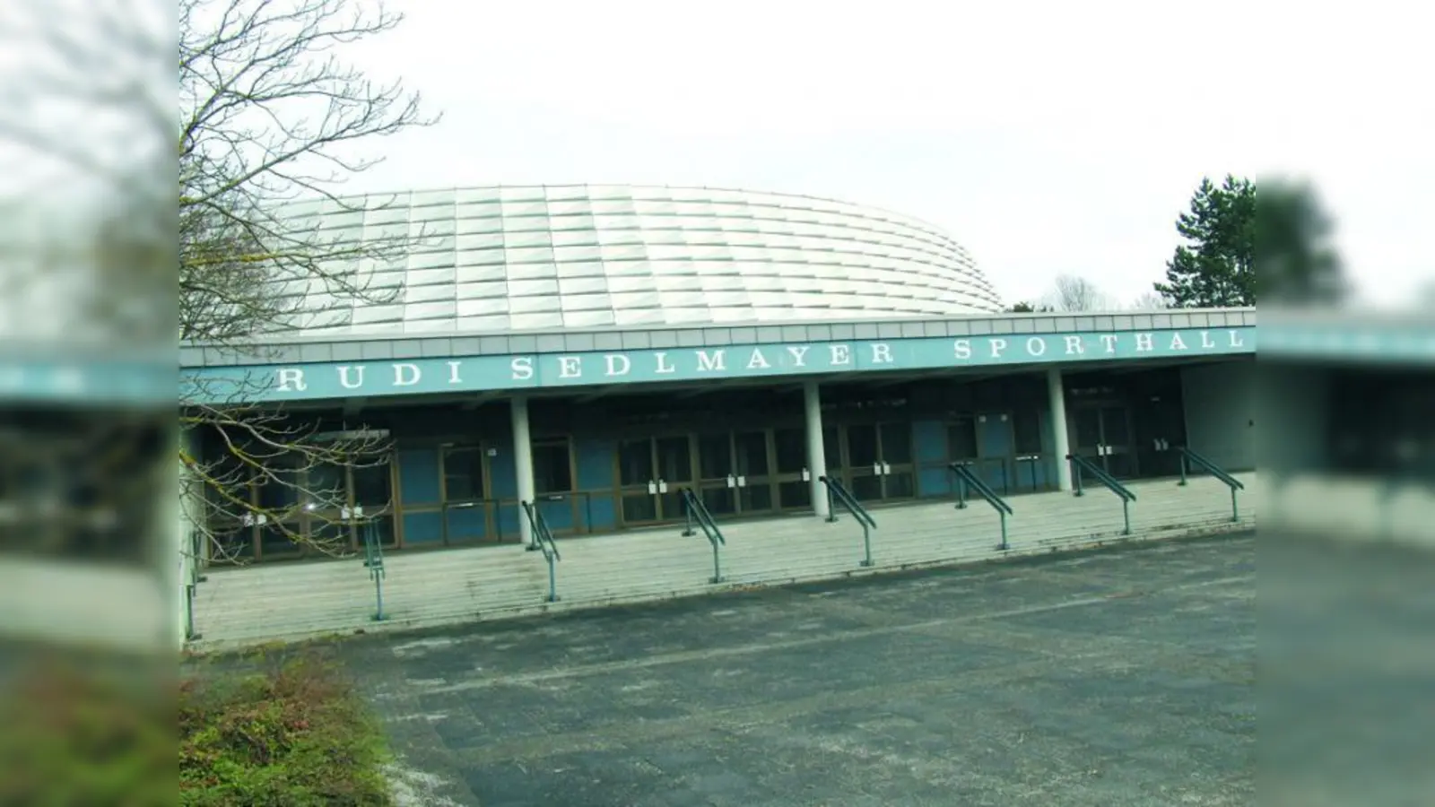 Noch fristet die Rudi-Sedlmayer-Halle ein Dornröschen-Dasein. Der FC Bayern, Basketballabt., könnte sie zu neuem Leben erwecken. (Foto: Foto: kdk)