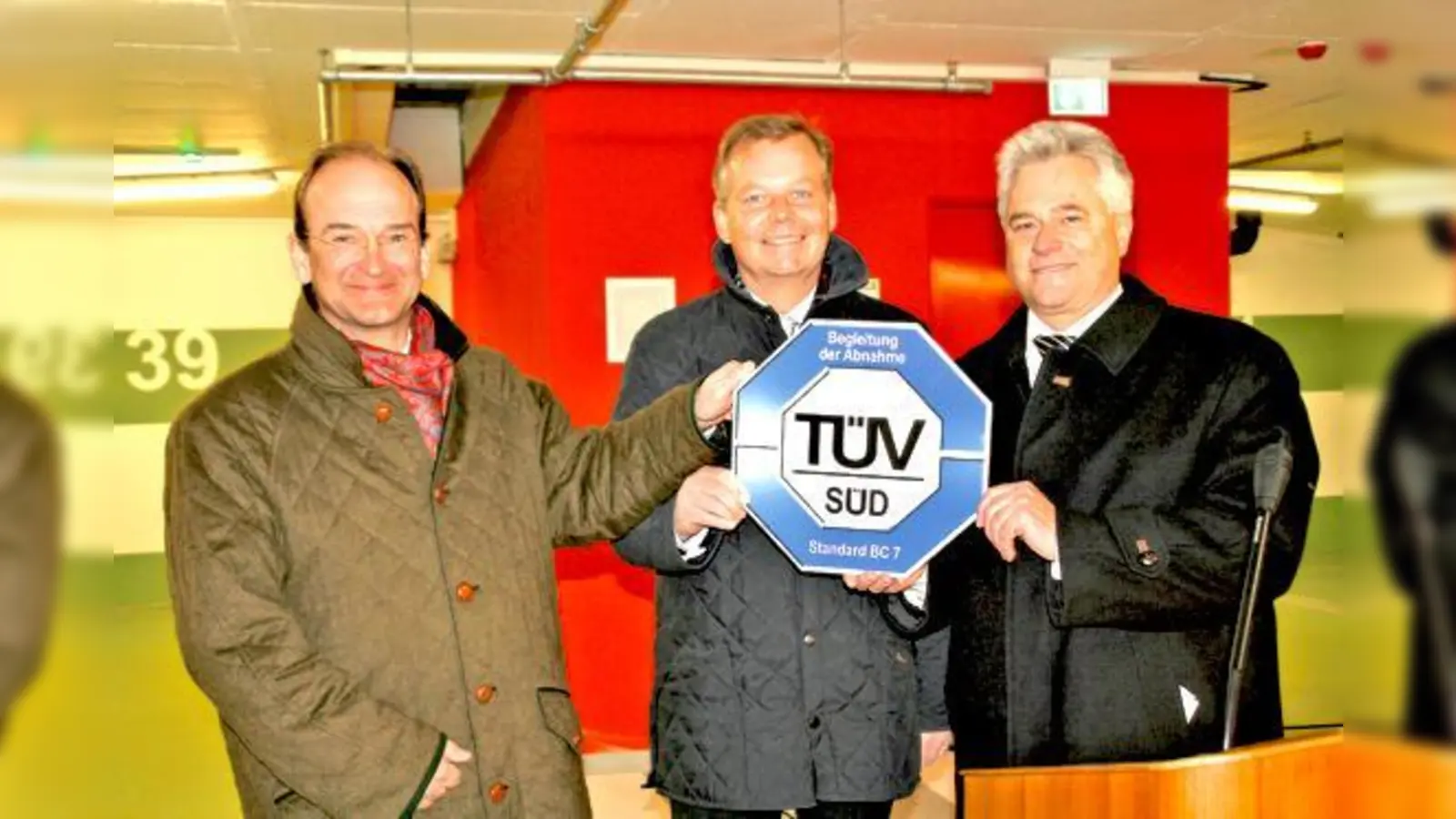 Architekt Axel Altenberend, Bürgermeister Jan Neusiedl und Walter Hotke (v. l.) vom TÜV-Süd freuten sich über die Verleihung des TÜV-Siegels. 	 (Foto: hol)