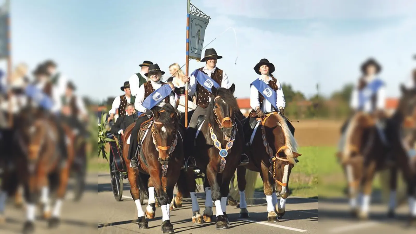 Am Kirchweihsonntag reiten prachtvoll geschmückte Pferde zum Hergoldinger Dorfplatz. 	 (Foto: VA)