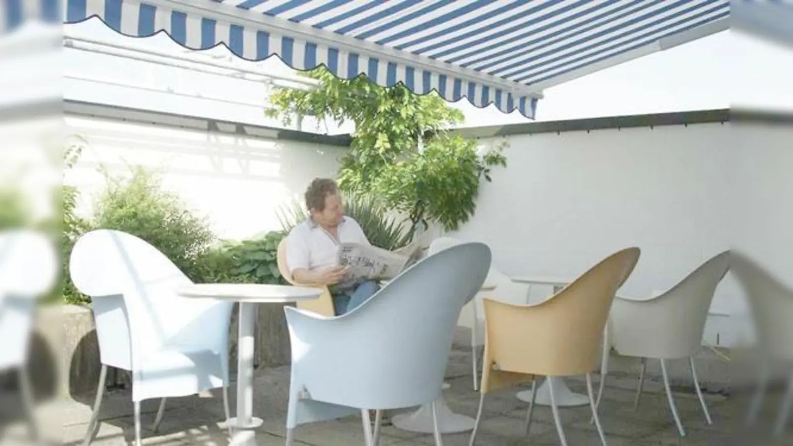 Auf der Leseterrasse der Gemeindebibliothek.  (Foto: Ute Raab)