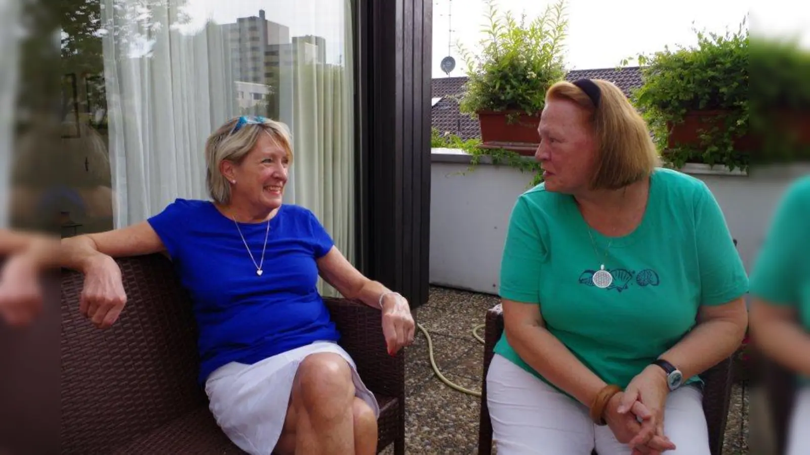 Nachbarn seit 40 Jahren: Brigitte Hegerich (l.) und Monika Kolmann tragen aktiv zur gut funktionierenden Hausgemeinschaft im Käthe-Bauer-Weg bei. (Foto: kö)