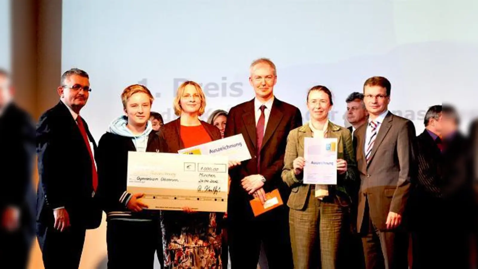 Bernd Sibler (ganz rechts) (v.li) Moritz Butterwegge (9e), Lehrkraft Birgit Ablinger, Direktor Achim Lebert und Dr. Beate Promberger. 	 (Foto: Privat)