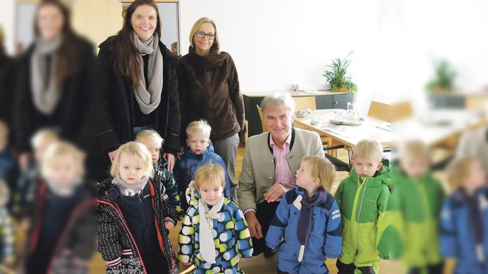 Katrin Gebauer (Leitung d. Krippe), Brigitte Koschig, Olaf von Löwis of Menar (1. Bürgermeister Holzkirchen), Kinder der Krippe Sonnenkäfer. 	 (Foto: VA)