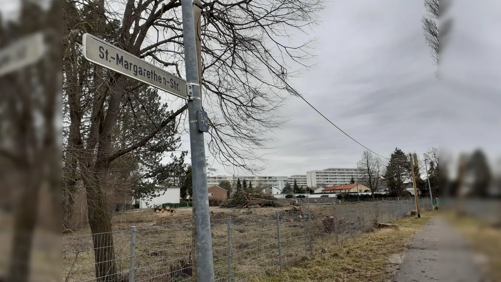 Auf diesem Grundsstück sollen im Herbst die Bauarbeiten für das Kinderhaus beginnen. Es liegt in der Nähe des Hallenbades und der Volkshochschule.  (Foto: mha)