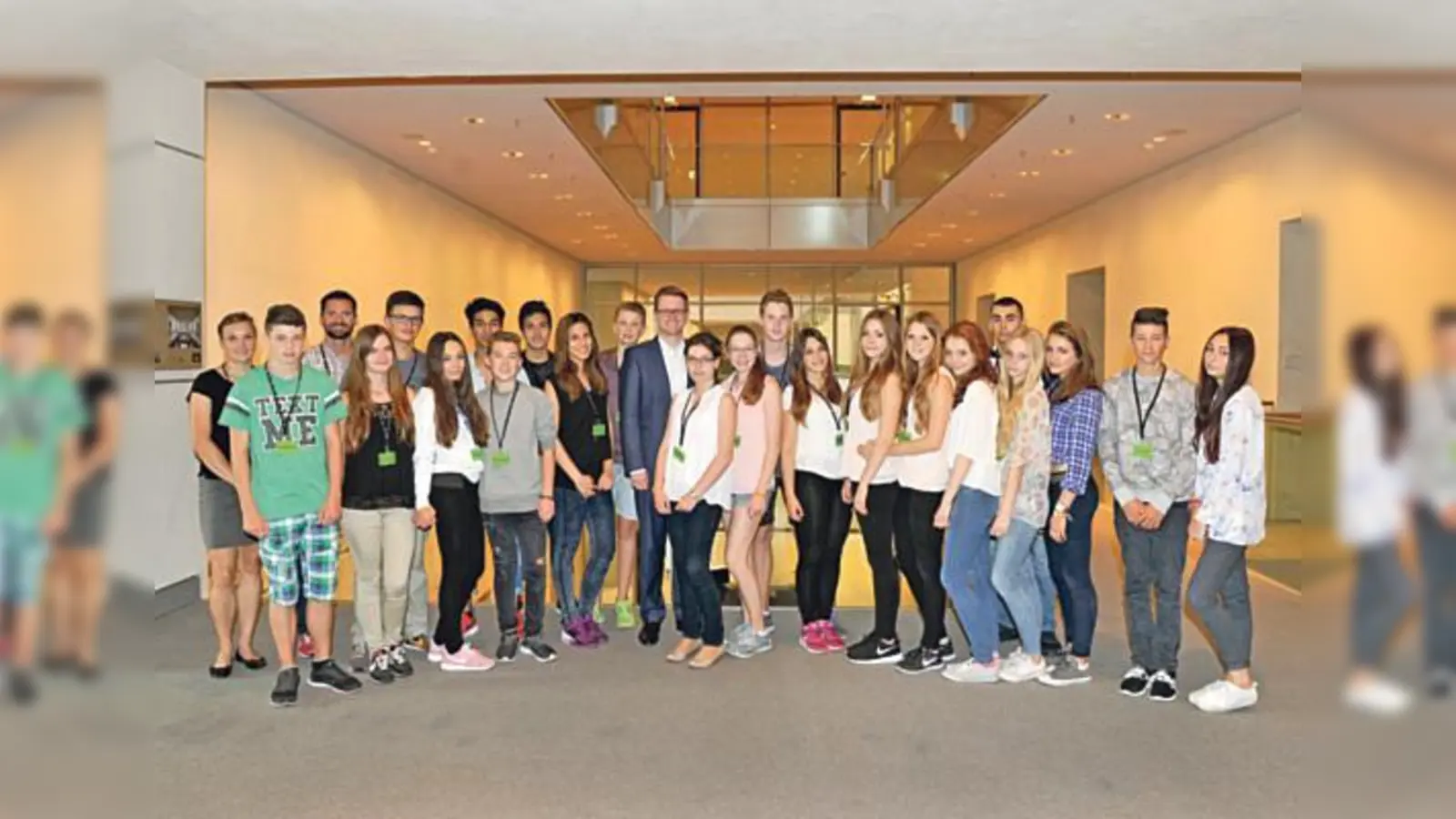 MdB Dr. Wolfgang Stefinger (Mitte) mit den Schülern der Wilhelm-Röntgen-Realschule.	 (Foto: privat)