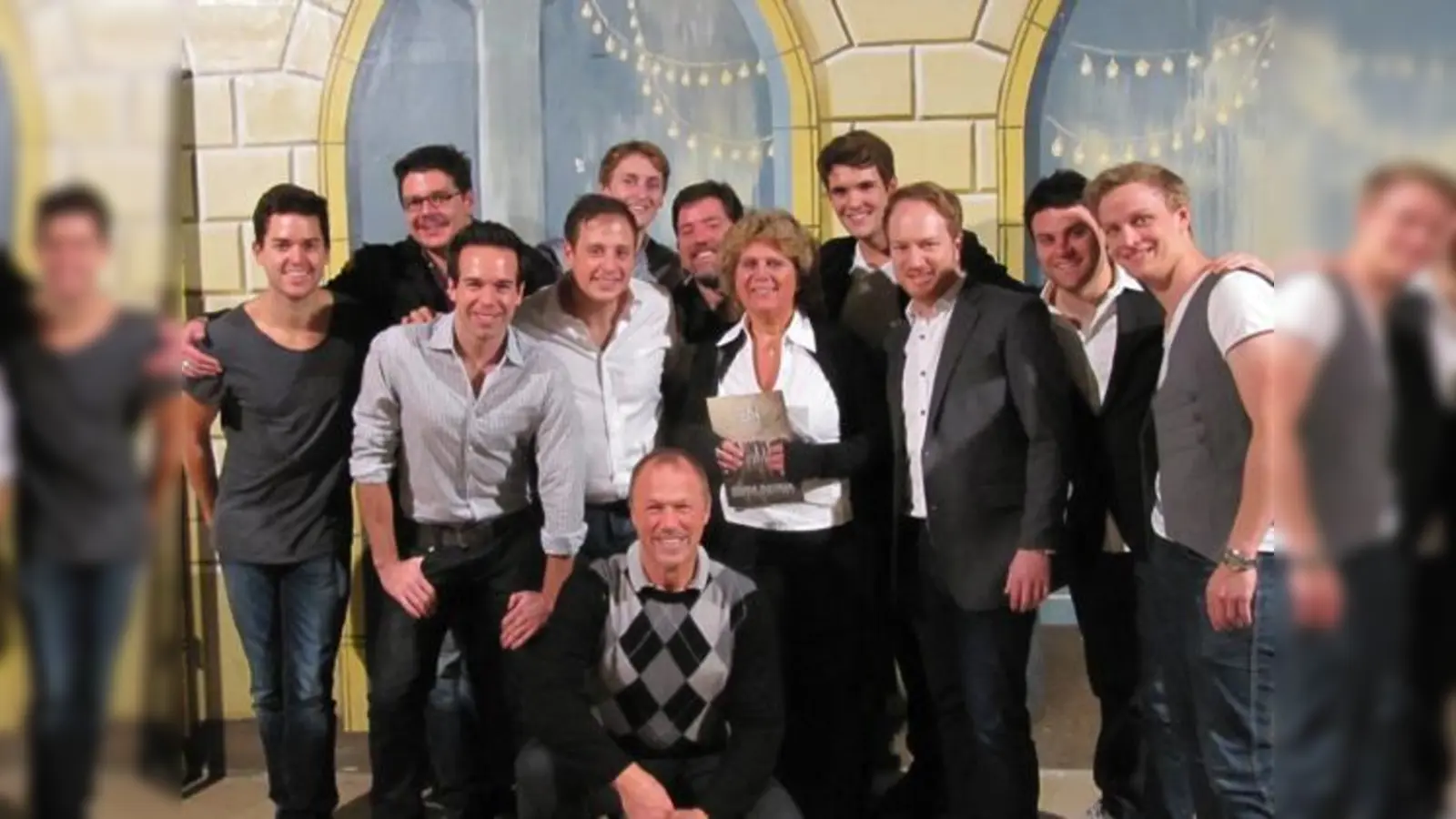 Sabina und Manfred Wandl fühlten sich inmitten der berühmten Ten Tenors sichtlich wohl.  (Foto: hw)