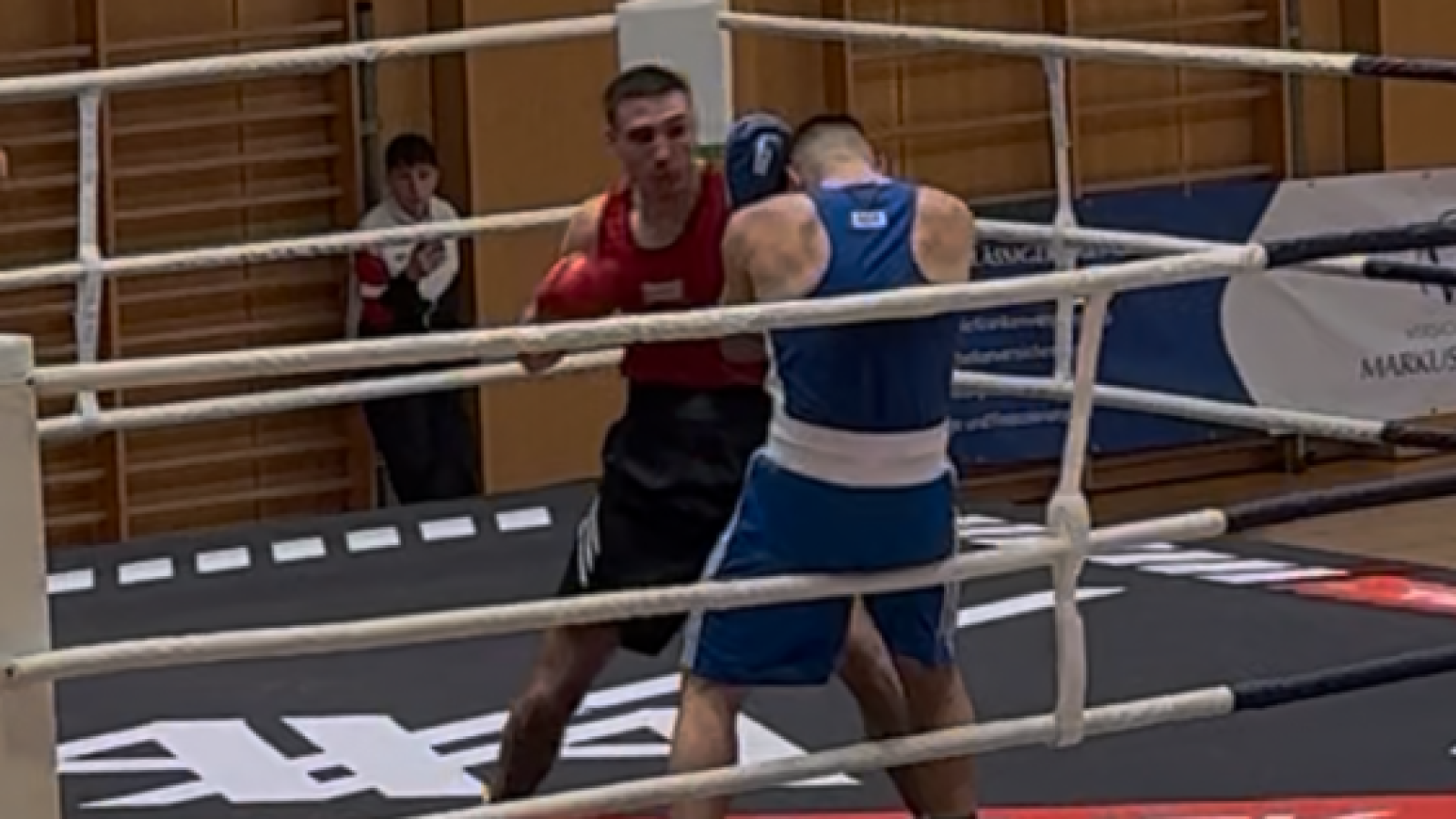 Starker-Jahresabschluss-Zwei-Siege-f-r-Boxer-Vincent-Sperr