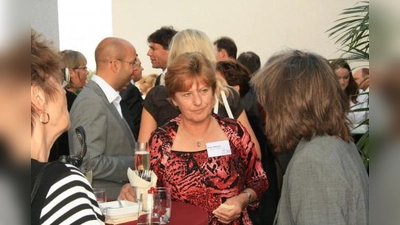 40 Unternehmer und Wissenschaftler waren zum ersten Planegger Terrassengespräch geladen. Bürgermeisterin Annemarie Detsch (im Bild) will eine lockere Tradition daraus entstehen lassen. (Foto: us)