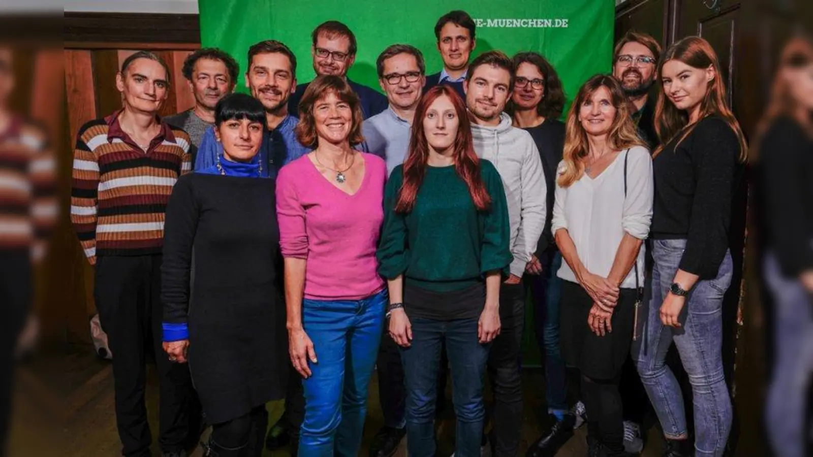 Die Grünen wollen noch mehr Plätze im Bezirksausschuss besetzen. Die Kandidaten (mit Listenplatz in Klammer) sind von links: Sarah Seeßlen (3), Wolfgang Hillenbrand (16), Nimet Gökmenoglu (17), Michael Schelle (6), Sibylle Stöhr (1), Daniel Günthör (2), Michael Czisch (8), Franziska Büchl (9), Dr. Jonas Egerer (10), Frank Herb (12), Ulrike Grillo (7), Manuela Diebolder (5), Florian Kraus (4), Emilie Ott (13). (Foto: Ole Zimmer)