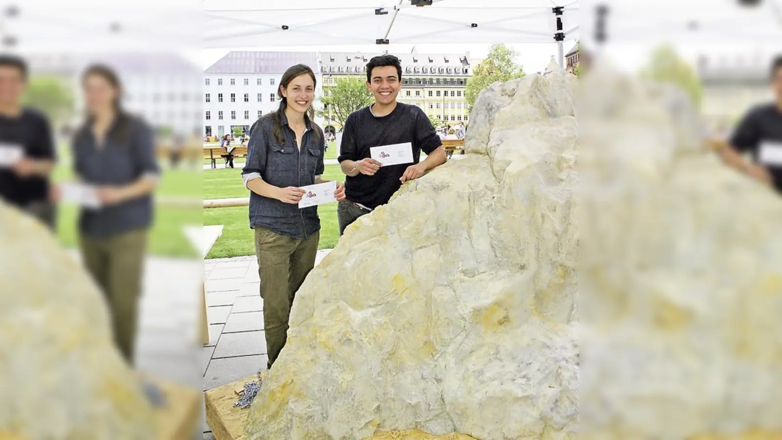 Pauline Bastard und Iván Argote hatten die Idee zur »Münchner Zeitkapsel«, die hinterm Rathaus steht. Jeder kann mitmachen, die Umschläge gibt es in der Rathausgalerie.	 (Foto: scy)