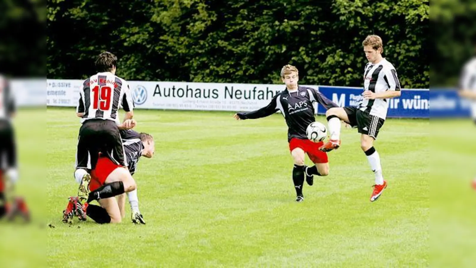 Eching obenauf: Michael Rödl am Ball und Nicolas Frerichs (links) hatten die Unterföhringer die meiste Zeit fest im Griff. (Foto: ba)