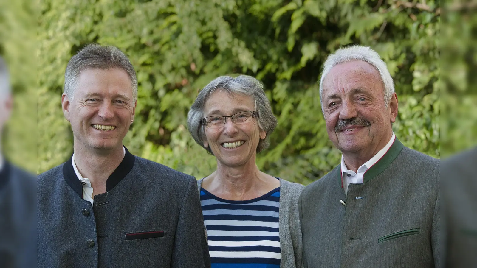 Der Vorstand mit Vorsitzendem Günther Frohnauer (r.), Kassenwart Uli Krautwasser (l.) und Schriftführerin Gerlinde Dörr-Fuchs (m.) freut sich, die neue Chronik präsentieren zu dürfen. (Foto: privat)