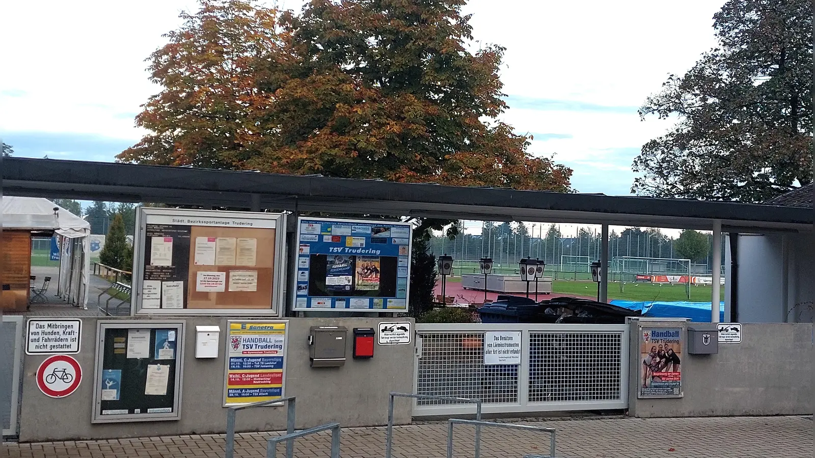 Auf der Bezirkssportanlage in der Feldbergstraße messen sich am Donnerstag die ersten Mannschaften von TSV Trudering und FC Dreistern Neutrudering. (Foto: bas)