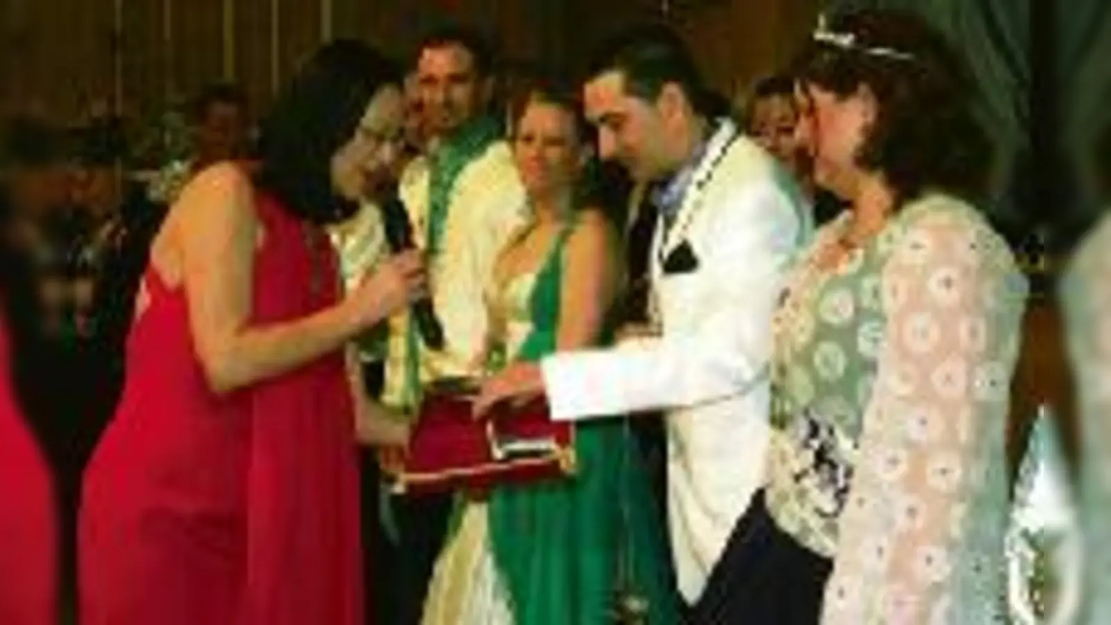 Stadträtin Claudia Tausend (li.) überreichte Prinz Simon I.  Herzbube von Borussia (2.v.re.) und Prinzessin Kathrin I.  Anemone von Tirolia (re.) den Stadtteilschlüssel als Zeichen für die Regentschaft über den Münchner Nordosten.  (Foto: sm)