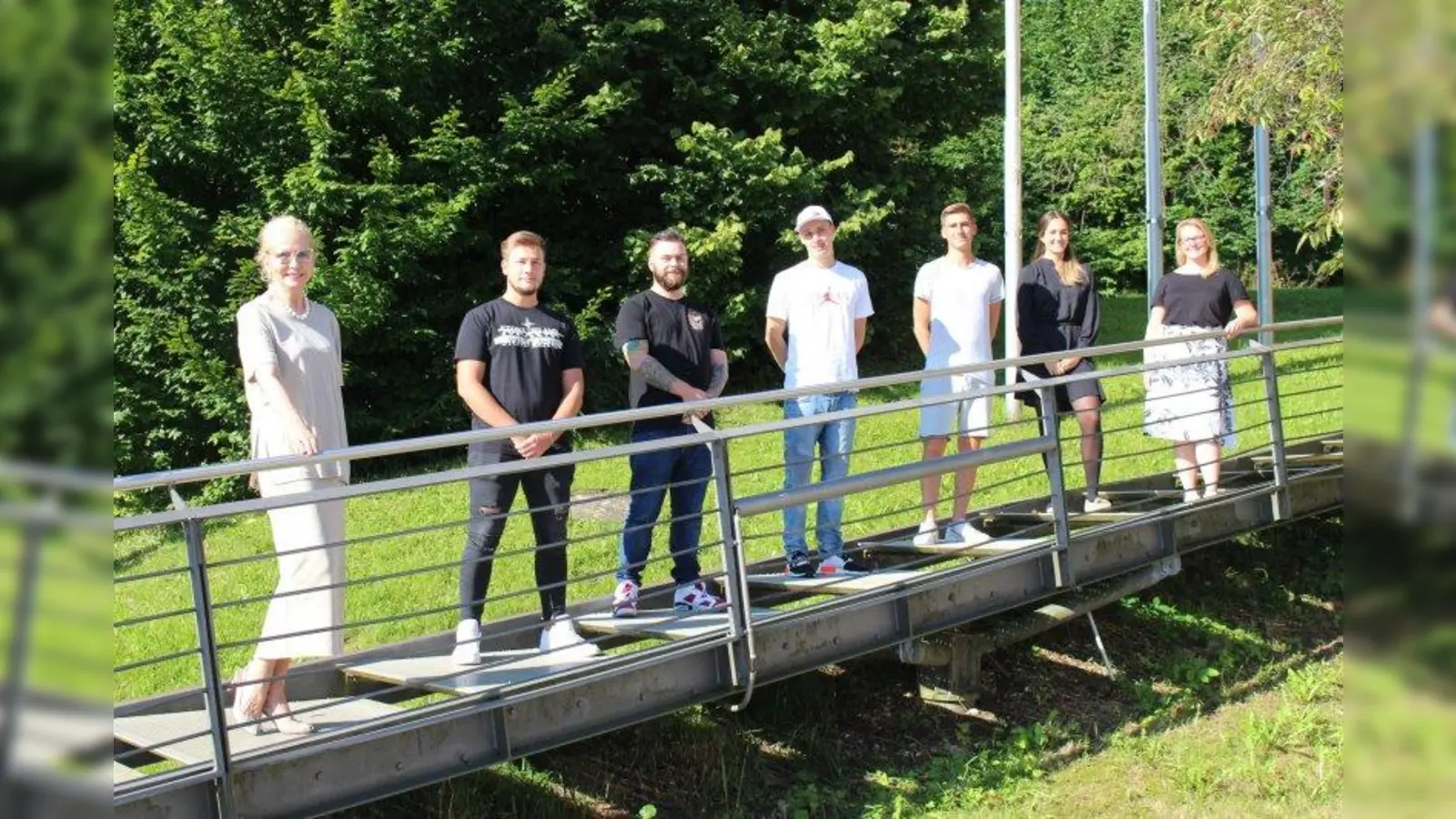 Zweite Bürgermeisterin Angelika Kammerl (l.), Ausbildungsleiterin Luisa Emmert (2.v.r.) und Personalratsvorsitzende Bettina Böhm (r.) heißen Timon Gottfried (Azubi im<br>zweiten Ausbildungsjahr), Simon Kantsperger, Leon Bauer, Manuel Rindermann (v.l.) sowie<br>Norman Sosna und Vanessa Smajli (nicht auf dem Bild) bei der Stadtverwaltung willkommen. (Foto: Stadt Starnberg)