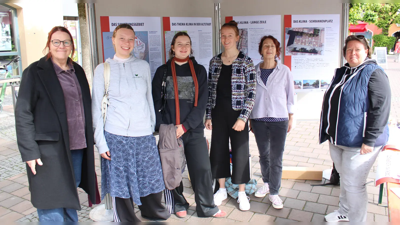 Sandra Zimmermann, Sigrid Ziesel und Leonie Weis von den Büros „Die Stadtentwickler” und WGF Landschaft (von rechts) sowie Isabell Lücke (Stadt Erding, links) diskutieren mit zwei Besucherinnen über die Altstadt.  (Foto: Christian Wanninger)
