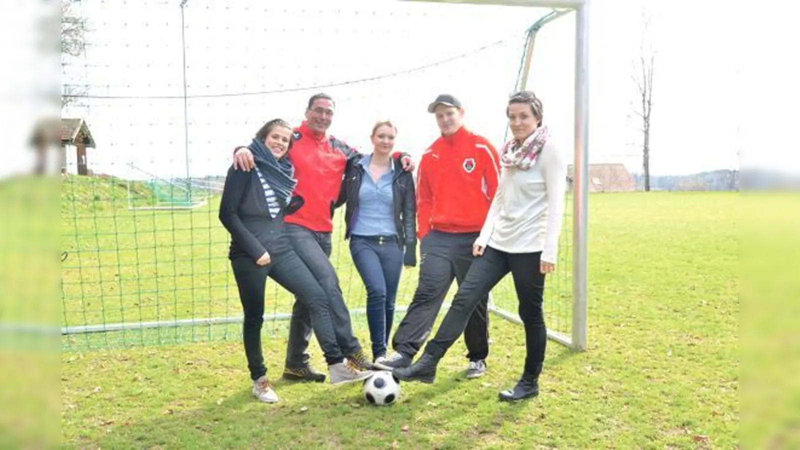 Sandra Limberger, Klaus Siegl, Patricia Bittner, Tobias Rieser und Alexandra Wulsch (v. l.), eine der Interessentinnen für die Damen-Mannschaft. 	 (Foto: sf)