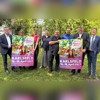 Bürgermeister Christian Bieberle, Daniela Gaßner vom Verein Dachau handelt, Katja Deml von der Wirtschaftsförderung, Isabel Seeber vom Verein Dachau handelt, Michael Gold von der EUG Karlsfeld, Dominik Depre vom Verein Dachau handelt, Landrat Stefan Löwl und Messeorganisator Josef Albert Schmid (von links) freuen sich auf den Neustart. (Foto: Messe- und Ausstellungsorganisation Josef Werner Schmid GmbH)