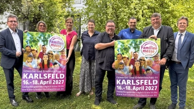 Bürgermeister Christian Bieberle, Daniela Gaßner vom Verein Dachau handelt, Katja Deml von der Wirtschaftsförderung, Isabel Seeber vom Verein Dachau handelt, Michael Gold von der EUG Karlsfeld, Dominik Depre vom Verein Dachau handelt, Landrat Stefan Löwl und Messeorganisator Josef Albert Schmid (von links) freuen sich auf den Neustart. (Foto: Messe- und Ausstellungsorganisation Josef Werner Schmid GmbH)