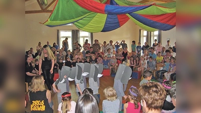 Klein und Groß hatten viel Freude an der Zirkus-nummer im Kindergarten.	 (Foto: privat)