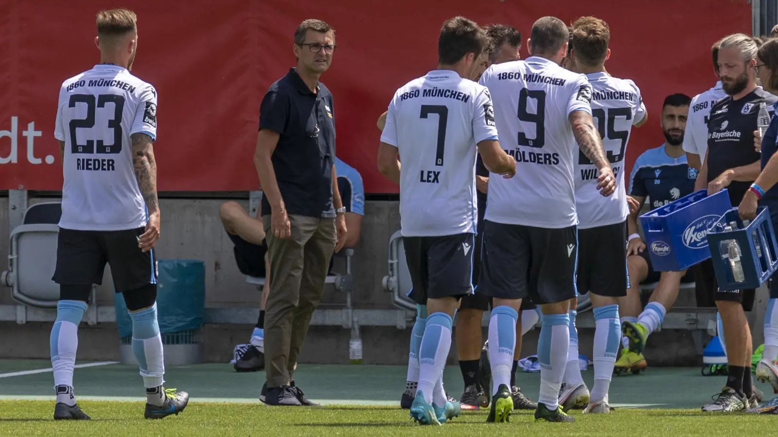 Zurück auf dem Trainingsplatz: Michael Köllner und der TSV 1860 München. (Foto: Anne Wild)