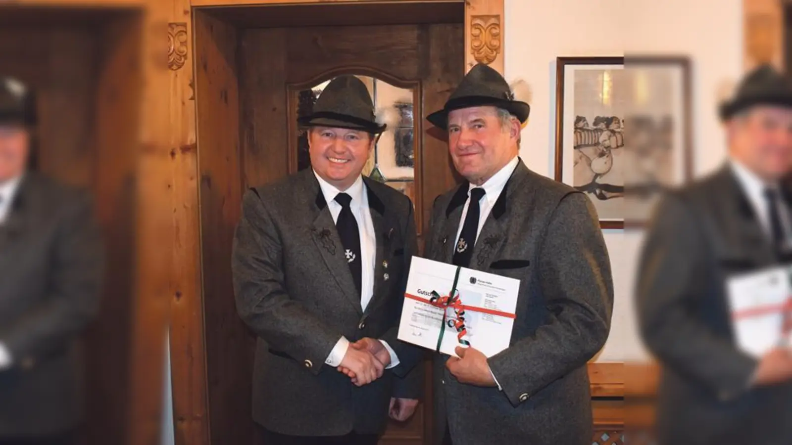 Landrat Otto Bußjäger (links) überreichte Alfons Bauer eine  viertägige Berlinreise.	 (Foto: privat)