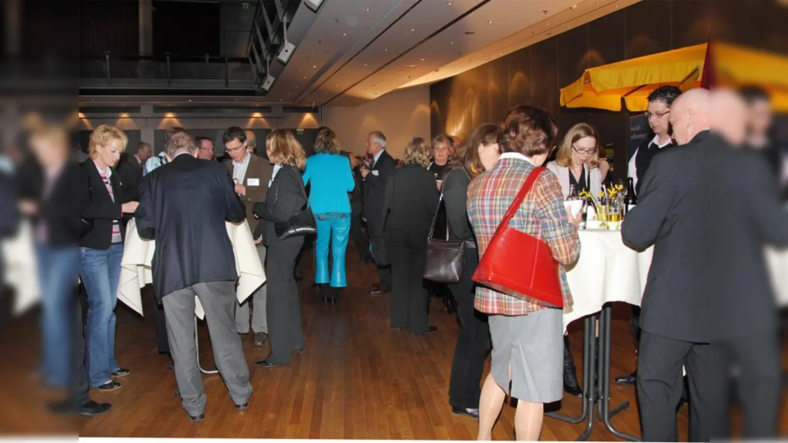 Mit einem Umtrunk im Forum und angeregten Gesprächen klang der Wirtschaftsempfang aus. (Foto: Eva Schraft)