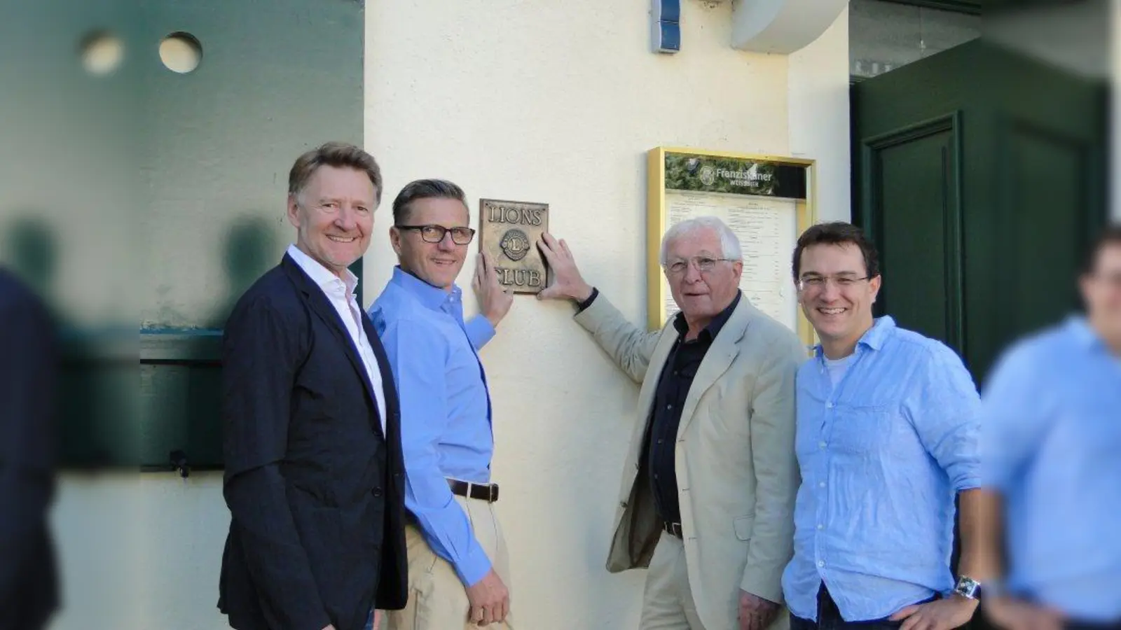 Präsident Armin Rau (2.v.l.) und weitere Lions-Freunde bei der Anbringung der Plakette Ende August. (Foto: Lions Club)