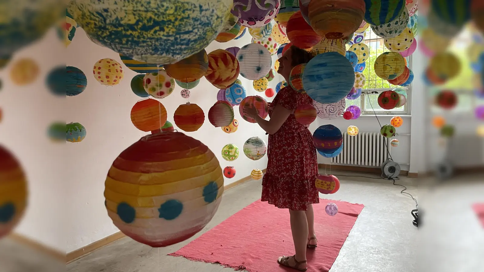 Lauter bunte Lampions hingen in diesem Zimmer von der Decke. (Foto: pst)