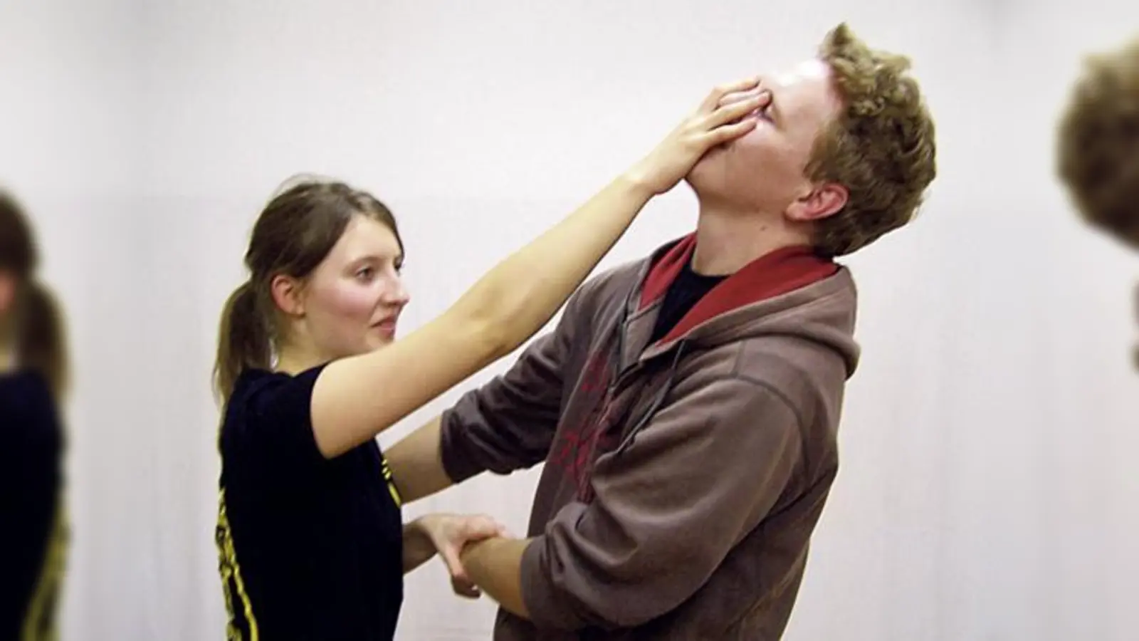 Bei der Nachbarschaftshilfe können Frauen effektive Abwehrtechniken erlernen.	 (Foto: Kastl)