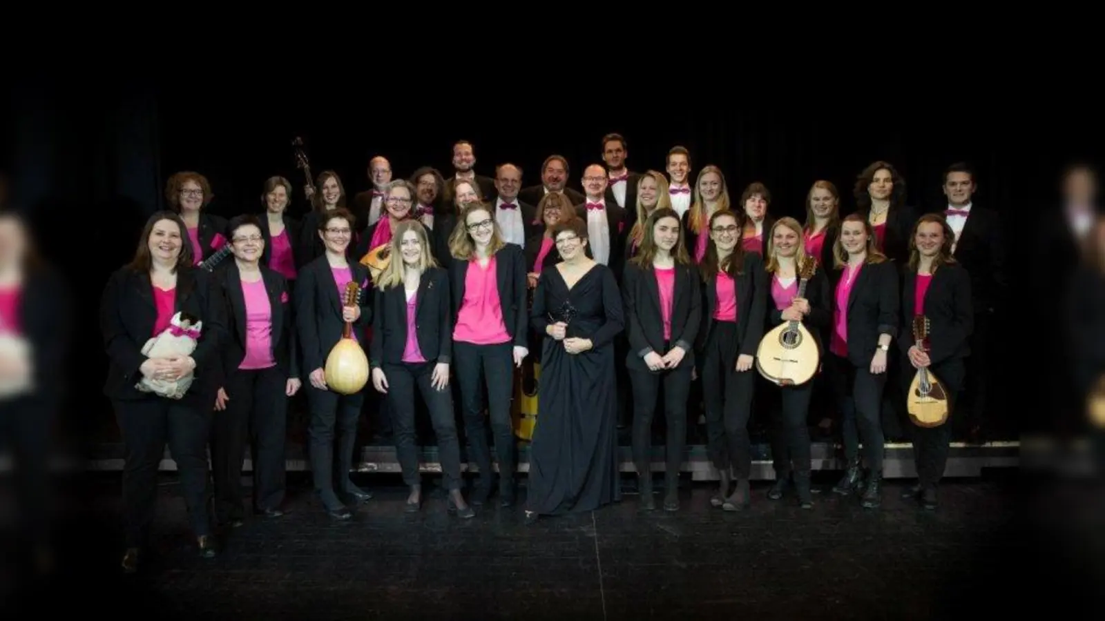Die Musiker des Vivaldi Orchesters spielen zum Jahreskonzert weltberühmte Melodien und tanzen mit ihren Zuschauern durch die Zeiten. (Foto: Adam Haranghy)