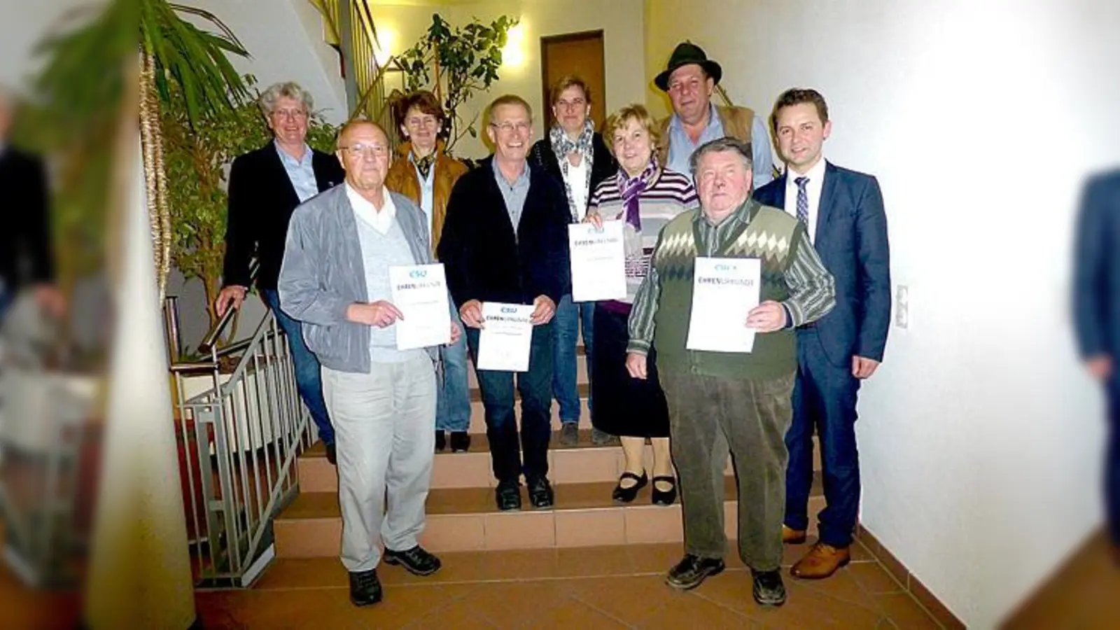 Ehrungen für längjährige Treue durch Andreas Lenz und Anni Wachinger. 	 (Foto: CSU Pliening)