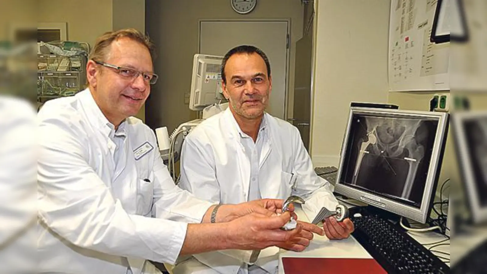 Gute Langzeitergebnisse und die Sicherheit der Patienten haben für Dr. Rudolf Weber (li.) und Dr. Artur Klaiber vom Endoprothetikzentrum der Kreisklinik Ebersberg höchste Priorität.	 (Foto: kk / sf)