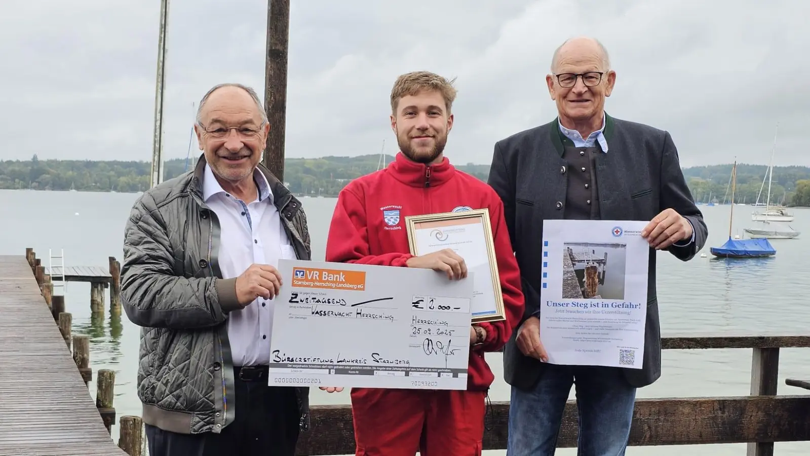 Bei der Spendenübergabe (v.l.n.r.:Karl Roth, Vorstand Bürgerstiftung, Ludwig Schmidt, Wasserwacht, Johann Oberhofer, Bürgerstiftung). (Foto: Bürgerstiftung)