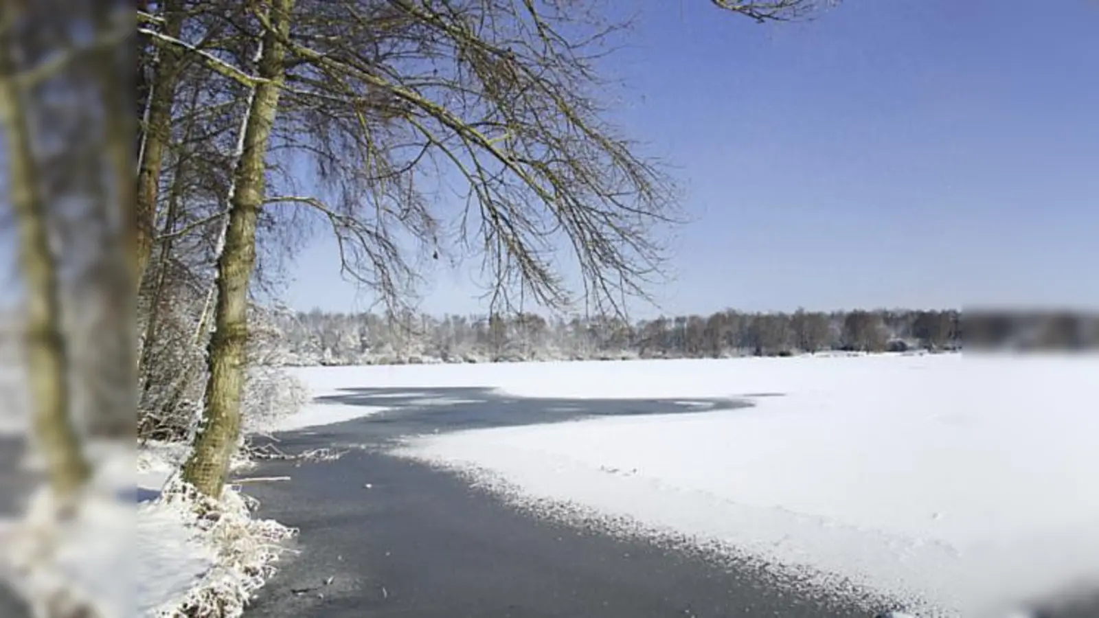 Eine geschlossene Eisdecke  hier am Feringasee bei Unterföhring  birgt Gefahren: Das Eis ist oft nicht so stabil, wie es scheint. 	 (Foto: Landratsamt München)