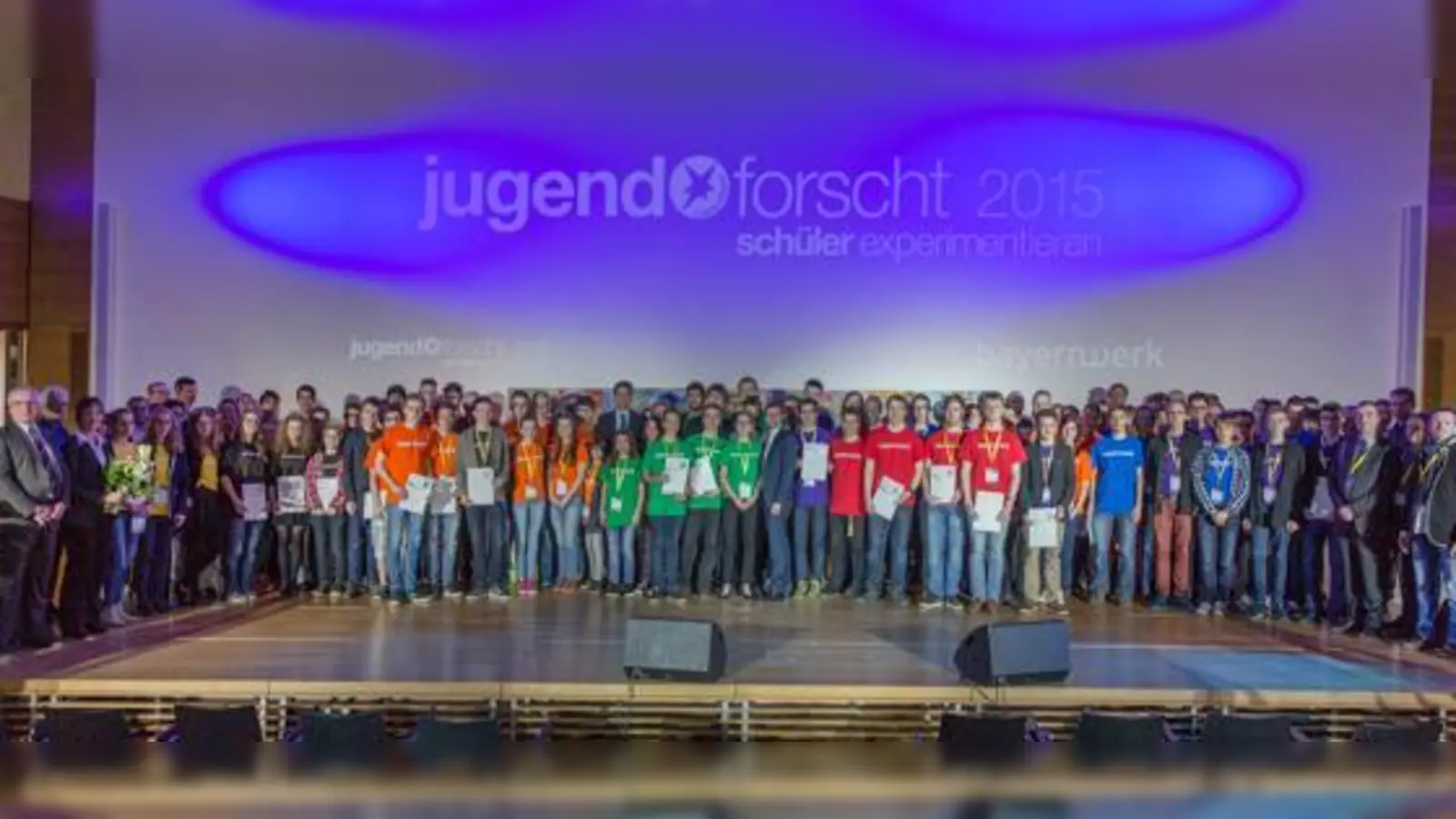 Alle Sieger des Landesentscheids und die Juroren stellten sich zum Gruppenfoto. 	 (Foto: Bayernwerk AG)