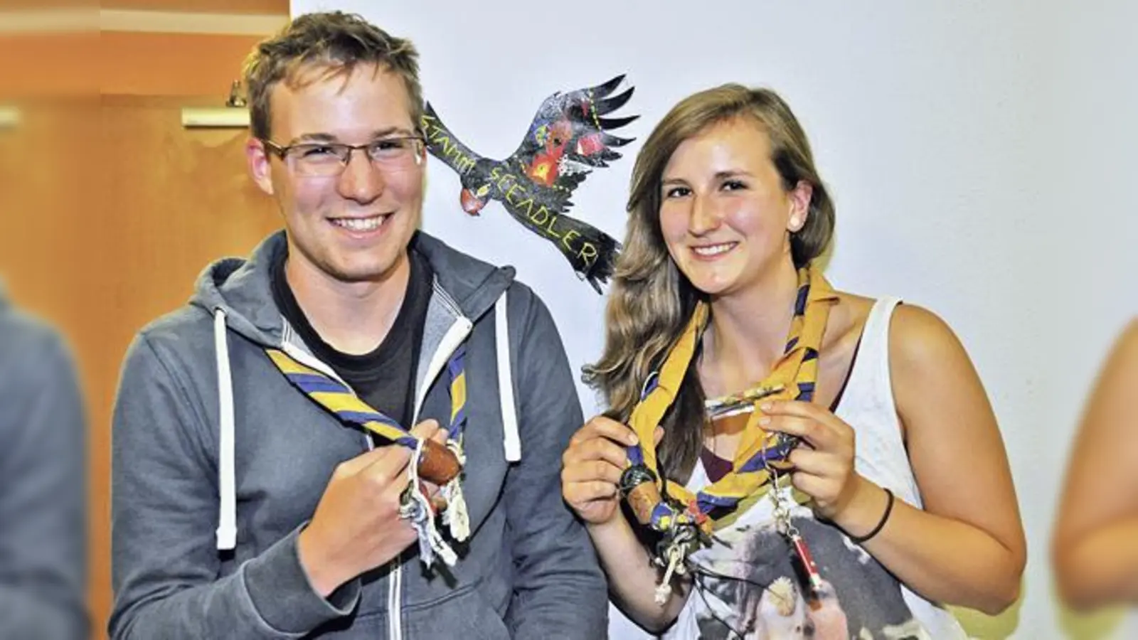 An den Pfadfinderhalstüchern von Hannah Priebe und Florian Sutter hängen jede Menge Erinnerungsstücke an ihre Zeit bei den Seeadlern.	 (Foto: sf)